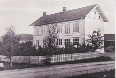 Ytre Enebakk skole Bildet er speilvendt
Ytre Enebakk skole ca. 1914
Nøkkelord: Skole:enebakk:stakittgjerde:bjerke:bruk:1914:Ytre:låve:hus:tre