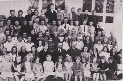 Kirkebygda skole 1928
Elever ved Kirkebygda skole 1928. Lærere fra v. Ingeborg Vellesen, Nils Grinde, Hallfred Sigv. Hovden
Nøkkelord: skole;elever;kirkebygda;1928;lærer;Ingeborg;vellesen;nils;grinde;Hallfred;sigv.;Hovden