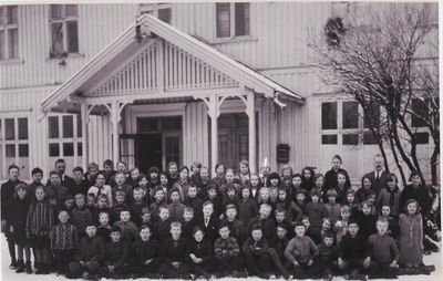 Kirkebygda skole 1930
Elever ved Kirkebygda skole 1930. Lærere fra v. Ingeborg Vellesen, Nils Grinde, Hallfred Sigv. Hovden
Nøkkelord: skole;elever;kirkebygda;1928;lærer;Ingeborg;vellesen;nils;grinde;Hallfred;sigv.;Hovden