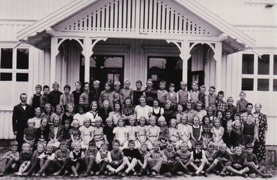 Kirkebygda skole 1939
Elever ved Kirkebygda skole 1939
Nøkkelord: elever;skole;kirkebygda;enebakk,gutter;jenter;lærer;inngangsparti