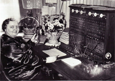 Sentralbord med betjening på "Ringsby" 
Sentralbordet på "Ringsby". Bildet er sannsynligvis tatt når Signe fylte 50 år i 1959.
Keywords: Ringsby;telefon;signe;svartebekk;50;1959