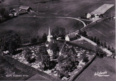 Enebakk Kirke, flyfoto
Enebakk Kirke sett fra luften, vi ser prestegården oppe til venstre og Bakke Lanhandleri oppe til høyere. 
Nøkkelord: enebakk;kirke;prestegård;bakke;landhandel;butikk