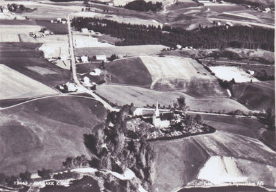 Enebakk Kirke, flyfoto
Enebakk kirke sett fra luften vi ser også Bakke Landhandleri, Løken
Nøkkelord: enebakk;kirke;prestegård;bakke;landhandel;butikk;løken