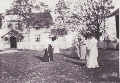 Krokket spill på Krogsbøl. Ca. 1905
Krokketspill i haven på Krogsbøl uten for hovedhuset
Nøkkelord: krokket;spill;damer;kvinner;menn;hovedhus;krogsbøl;enebakk;1905