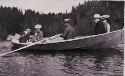 Robåt Hjørnerudvika, Øyeren ca.1905
Robåt på Øyeren 1904
Keywords: robåt;hjørnerudvika;hjørnerud;kvinner;barn;menn;1905