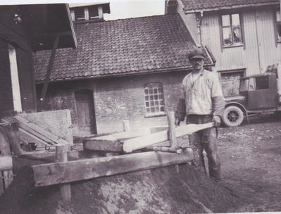 Murer Carl Victor Brunstrøm(svensk) ca. 1930.
Carl Victor med folkebadet og meieribygningen bak.
Nøkkelord: murrer;carl;victor;brunstrøm;folkebad;meieri;dalefjerdingen