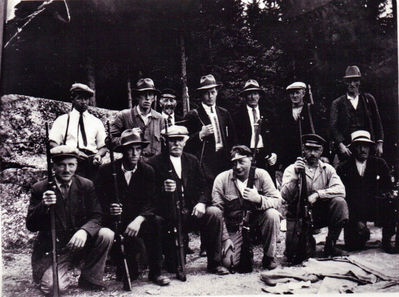 Gruppe 1934, Enebakk Skytterlag
Medlemmer i Enebakk Skytterlag 1935.
Nøkkelord: gruppe;1935;menn;skytterlag;enebakk;Nordli;Orderud;Hansen;Jansen;Hans;Skorsmoen;Petrus;Buer;Karl;Sylliås;Svingen;Holm;Svindal;Ødegården;Gjørstad