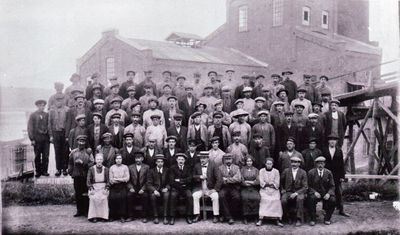 Gruppebilde fra Flateby Cellulosefabrikk 1912
Arbeidere ved Flatby Cellulosefabrikk
Keywords: gruppe;kvinner;dame;piker;menn;flateby;cellulose;fabrikk.