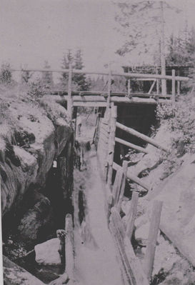 Dam, Stordammen ved Børter 1910
Stordammen vsed Børter under fløyting 1910
Nøkkelord: Dam;stor;børter;fløyting;tømmr;renne;1910