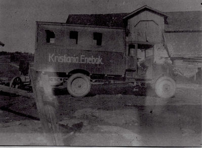 Rutebil på Melgård
Bilen tilhørte Ludvik Egeberg fra Båstad. Bodde på Melgård en tid rundt 1920-22. Dette var hans andre bil, og den hadde gummihjul. 
Keywords: Ludvik;Egeberg;Båstad;Melgård;1920;1922;bil;gummihjul