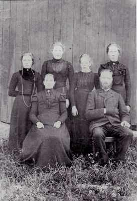 familien Sundby
Carl Jacobsen Sundby (1854-1910), Elen Julie Holmsdtr. Tysdal (1855-1930). F.v. Helga f. 1881, Anna f. 1882, Kamilla f. 1889 og Maren f. 1885
Nøkkelord: Carl;Jacobsen;Sundby;1854;1910;Elen;Julie;Holmsdtr.;Tysdal;1855;1930;Helga;1881;Anna;1882;Kamilla;1889;Maren;1885