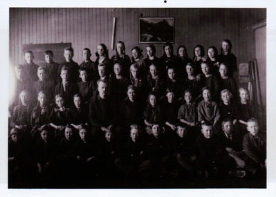 Gruppe, Skoleklasse 1924
Skoleklasse Kirkebygda skole 1924
Nøkkelord: gruppe;skole;klasse;elever;gutter;jenter:lærer:1924;kirkebygda