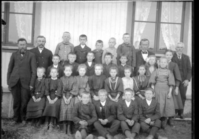 Gruppebilde 1900 -10  Ytre Enebakk skole
Gruppebilde med skoleelever, gutter og jenter, og med fire voksne menn. Tatt utenfor Ytre Enebakk skole.Vår eller sommer.
Nøkkelord: gruppebilde;skoleelever;Ytre;gutter;jenter;skole;pyntet