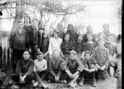 Gruppebilde 1920 -25  Ytre Enebakk skole
Skolebilde med gutter og jenter. Ute, sommer. 
Nøkkelord: gruppebilde;skoleelever;ytre;gutter;jenter;skole;helge;waldemar;skaug;solveig;alfred;harald;mary;ubberud;sommer