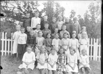 Gruppebilde 1900 -10  Ytre Enebakk skole
Skolebilde med gutter og jenter. Ute, sommer
Nøkkelord: gruppebilde;skoleelever;ytre;gutter;jenter;skole;vilheim;berger;fritjof;borgen;haugen;sverre;svendsen;jørgen;nyland;borghild;kjellgård;sommer