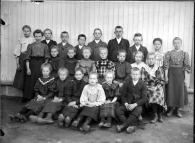 Gruppebilde 1900 -10  Ytre Enebakk skole
Skolebilde med gutter og jenter. Ute, vår eller sommer.
Nøkkelord: gruppebilde;skoleelever;ytre;gutter;jenter;skole;pyntet;vår;sommer