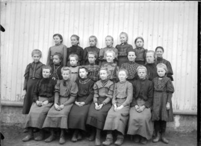 Gruppebilde 1900 -10  Ytre Enebakk skole
Skolebilde med jenter. Ute, vår eller sommer. 
Nøkkelord: gruppebilde;skoleelever;ytre;gutter;jenter;skole;agna;slette;rustad;vår;sommer;pyntet