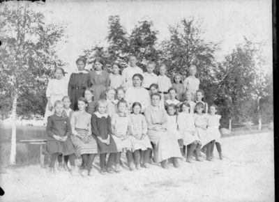 Gruppebilde 1900 -10  Ytre Enebakk skole
Skolebilde med jenter, gutter og en voksen dame (lærerinne?). Ute, vår eller sommer
Nøkkelord: gruppebilde;skoleelever;ytre;gutter;jenter;skole,lærerinne;dame;pyntet;ute;vår;sommer;skolebilde