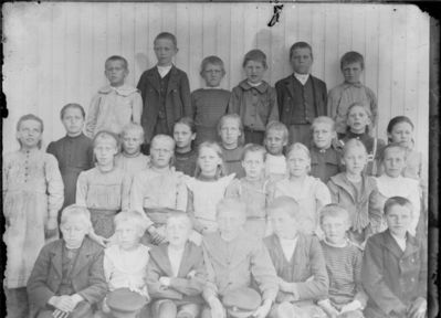 Gruppebilde 1900 -10  Ytre Enebakk skole
Skolebilde med gutter og jenter. Ute, vår eller sommer.
Nøkkelord: gruppebilde;skoleelever;ytre;gutter;jenter;skole;agna;slette;rustad;vår;sommer;skolebilde