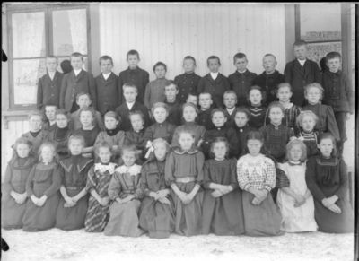 Gruppebilde 1900 -10  Ytre Enebakk skole
Skolebilde med gutter og jenter. Ute, vinter? 
Keywords: gruppebilde;skoleelever;ytre;gutter;jenter;skole;skolebilde;vinter;pyntet