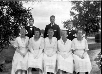 Gruppebilde 1915 -20  Ytre Enebakk
Konfirmasjonsbilde 5 jenter, 3 gutter. Utendørs, hvite kjoler
Nøkkelord: gruppebilde;konfirmasjon;ytre;gutter;jenter;kjoler;dress;pyntet;utendørs;smykker