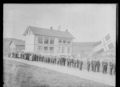 Gruppebilde 17.Mai Ytre Enebakk 1900 - 10
17. Maitog utenfor Ytre Enebakk skole. Bildet sterkt overeksponert, uklart.
Nøkkelord: gruppebilde;skoleelever;ytre;gutter;jenter;skole;17mai;mai;maitog;skole;norsk;flagg;hus;pyntet;dress;kjole;kjoler;jorde