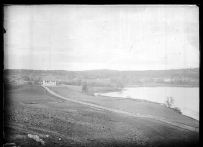 Landskap  1900 - 10 Ytre Enebakk
Ytre Enebakk skole sett fra Hamborg, ca 500 meters avstand. Vår? Bjerke bruk i bakgrunnen.
Nøkkelord: skole;ytre;hamborg;mjær;bjerke;gjerde;jorde;hus;bygning;vann;tre;trær;låve;gård;gårdsbruk;vei;vår;bjerkebruk