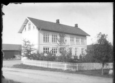 Bygning 1900 - 10  Ytre Enebakk skole
Ytre Enebakk skole sett fra hagesiden. Vår/sommer. Overeksponert.
Nøkkelord: bygning;skole;ytre;hus;hageside;bjerkely;vår;sommer;vei;gjerde;trær;tre;låve