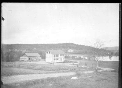 Bygning 1900 - 10  Ytre Enebakk skole
Ytre Enebakk skole sett fra kirkebakken. Vår eller høst. Noe feileksponert.
Nøkkelord: bygning;skole;ytre;kirkebakken;bjerke;mjær;vår;høst;hus;gjerde;jorde;mennesker;skog