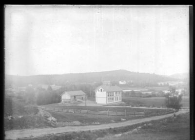 Bygning 1900 - 10  Ytre Enebakk skole
Ytre Enebakk skole sett fra kirkebakken. Vår eller høst. Noe feileksponert.
Nøkkelord: bygning;skole;ytre;kirkebakken;bjerke;mjær;vår;høst;hus;gjerde;jorde;låve;vei;skog;bakke