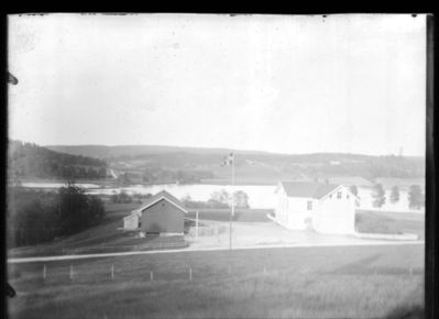 Bygning 1900 - 10  Ytre Enebakk skole
Ytre Enebakk skole sett fra kirkebakken. Vår/sommer. Flagget oppe
Nøkkelord: bygning;skole;ytre;kirkebakken;mjær;vår;sommer;flagg;jorde;gress;tre;trær;gjerde;låve;vann