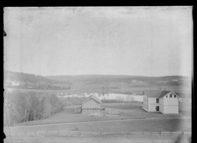 Bygning 1900 - 10  Ytre Enebakk skole
Ytre Enebakk skole sett fra kirkebakken. Tidlig vår?
Nøkkelord: bygning;skole;ytre;kirkebakken;bjerke;mjær;østby;vår;gjerde;jorde;vann;flaggstang;hus;låve;skog;vei