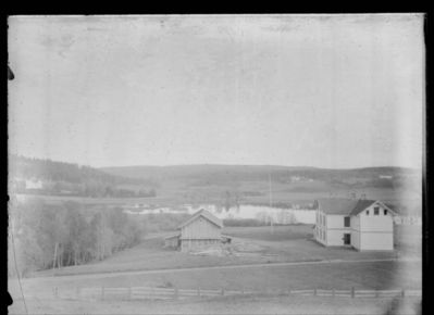 Bygning 1900 - 10  Ytre Enebakk skole
Ytre Enebakk skole sett fra kirkebakken. Tidlig vår?
Nøkkelord: bygning;skole;ytre;kirkebakken;bjerke;mjær;østby;vår;gjerde;jorde;vann;flaggstang;hus;låve;skog;vei