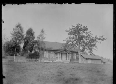 Bygning 1900  Ytre Enebakk 
Gammelskolen i Ytre Enebakk. (jf Enebakk bygdebok b.III, s.295)
Nøkkelord: gammelskolen;skole;ytre;bygdebok;hus;bygning;tre;trær;gjerde;jorde;småhus