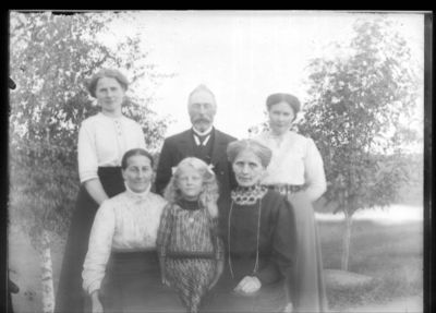 Gruppebilde 1908 +.  Ytre Enebakk
Fire kvinner, en eldre mann og en liten pike. Piken Thrine Lorentsen f.1907, Anette Hansen til høyere (husholderske til Lorentsen). 
Nøkkelord: gruppebilde;menn;kvinner;barn;ytre