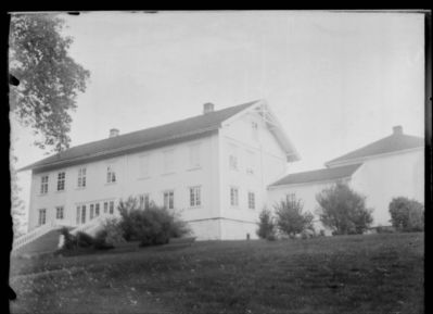 Bygning 1900 - 15,  Ytre Enebakk
Vestby gård, hovedbygningen sett fra hagesiden.
Nøkkelord: bygning;hovedbygning;ytre;vestby