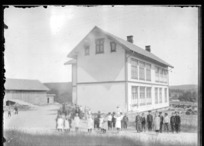 Bygning 1900  Ytre Enebakk 
Ytre Enebakk skole sett fra veien. Skolebarn ute og leker. Litt uskarpt
Nøkkelord: bygning;skole;ytre;barn