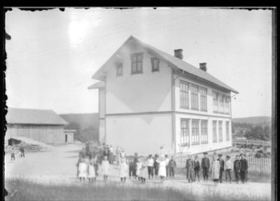 Bygning 1900  Ytre Enebakk 
Ytre Enebakk skole sett fra veien. Skolebarn ute og leker. Litt uskarpt
Nøkkelord: bygning;skole;ytre;barn