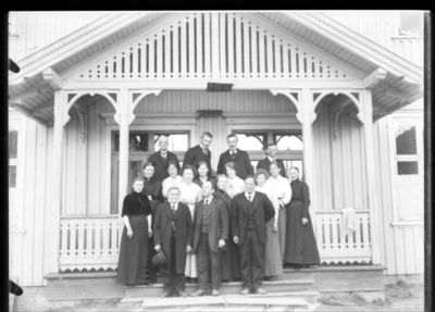 Gruppebilde  1900 - 15, Ytre Enebakk
Gruppebilde, ti kvinner, syv menn. Inngangsparti hovedbygning. 
Nøkkelord: gruppe;kvinner;dame;menn;ytre