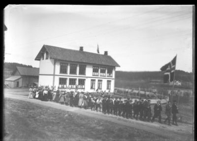 Gruppebilde  1900 - 10
17. Maitog utenfor Ytre Enebakk skole.
Nøkkelord: gruppe;barn;voksne;ytre;skole;17;mai;1900