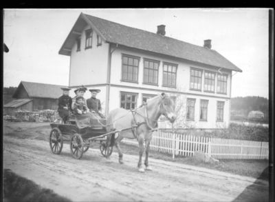 Transport 1900 - 10
En hest forspent vogn. To kvinner og tre barn/unge. Kvinen foran til venstre kan være fru Thrine Lorentsen, død 1908, med sønnen Thorleif på fanget, Barna bak kan være Ottar og Karen, f 1893 og 1897.
Nøkkelord: transport;hest;vogn;thrine;barn;ytre;skole;lorentsen;thorleif;ottar;karen;1900