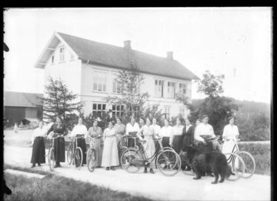 Gruppebilde 1910 - 05
Seksten unge kvinner, de fleste med sykkel, stående utenfor Ytre Enebakk skole. Stor hund også med på bildet. Sommer.Nr. fire fra venstre Agna Slette Rustad, 
Nøkkelord: gruppe;kvinner;jenter:piker;sykkel;ytre;skole;hund;agna;slette;rustad;1910