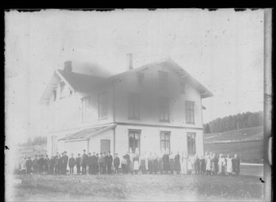 Skolebarn 1900 - 10
Skolebarn oppstilt i skolegården ved skolen.
Nøkkelord: Skole;barn;1900