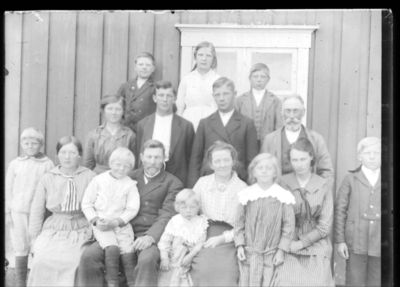 Familie 1900 - 10
Familiebilde, muligens bestefar, foreldre og elleve eller tolv barn + kanskje inngift hustru og barn? Sterke familietrekk på de fleste av barna.

Nøkkelord: familie;bestefar;foreldre;barn;hustru;1900