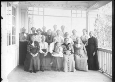 Gruppebilde  1900 - 15
Gruppebilde 17 eldre kvinner på veranda, ett lite barn på et fang
Nøkkelord: gruppe;kvinner;dame;barn