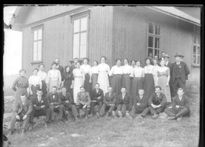 Gruppebilde  1912
Medlemmene av Dalefjerdingen ungdomsforening foran foreningens lokale Granly på grunnen til Tysdal midt i fjerdingen. 
Nøkkelord: gruppe;menn;kvinner;dalefjerdingen;granly;tysdal