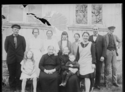 Gruppebilde  1920 - 30 Enebakk
Tjenestefolk ved en gård? To barn.
Nøkkelord: gruppe;barn;tjenestefolk