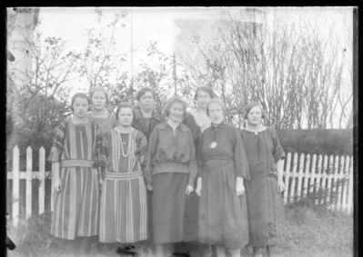 Gruppebilde  1920 - 30
Åtte unge kvinner. Utendørs sommer.
Nøkkelord: gruppe;kvinner;dame