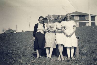 Portrett utenfor Ignarbakke 17. mai 1939 
Personen til venstre i bildet er Klara Enersen?, født Fjeld, fra Ekebergdalen. På høyre side er Aggi Eriksen, gift Gran. 
Nøkkelord: klara;enersen;fjeld;aggi;eriksen;gran:ignabakke;kirkebygda;17mai;mai;vår;damer;kjole