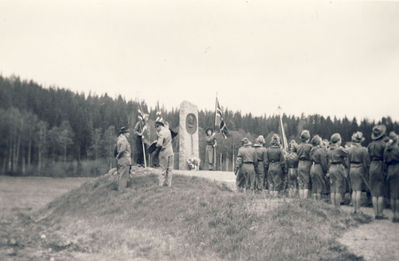 Ved Petrus Oppegårds bauta 17. mai 1958
På Lensmanns-sletta
Nøkkelord: Petrus;Oppegård;17mai;mai;vår;markering;flagg;uniform;jorde;tre;trær;enebakk